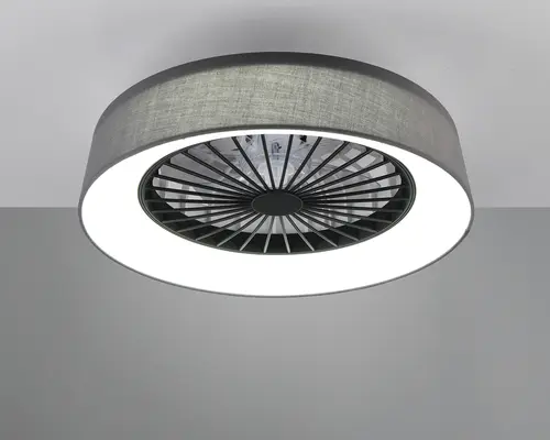 Moderne loftarmatur med et cirkulært design og en yderkant med stofstruktur i grå. Midten har en ventilator med sorte blade, der er beskyttet af et gitter, omgivet af en integreret LED-lyskrans, som giver jævn belysning. Armaturet kombinerer belysning og luftcirkulation i en elegant, moderne stil.