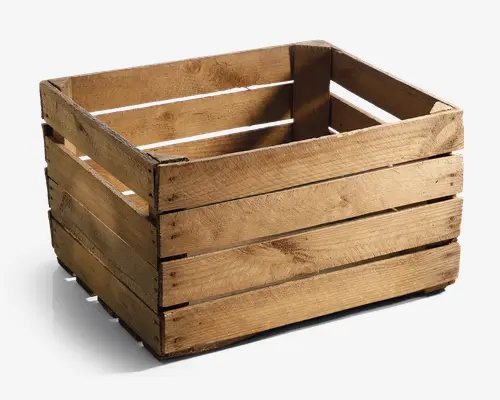Rektangulær trækasse med lameller på sider og bund, lavet af ubehandlet, lysebrunt træ. Kassen har åbne mellemrum mellem de vandrette lameller, hvilket giver ventilation og gør den nem at bære. Hjørnerne er forstærket med søm, og træets årer er synlige, hvilket giver et rustikt udseende.