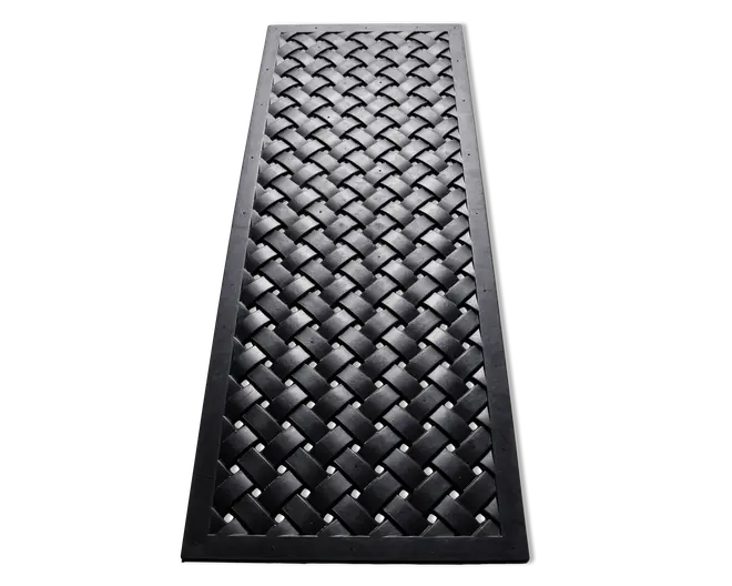 Rektangulært sort måtte med et hævet, flettet kurvemønster på overfladen. Måtten har en solid kant hele vejen rundt, som giver en tydelig ramme. Den teksturerede overflade giver ekstra greb og skridsikkerhed, hvilket gør den velegnet til områder med meget trafik eller ved indgange.