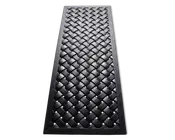 Rektangulært sort måtte med et hævet, flettet kurvemønster på overfladen. Måtten har en solid kant hele vejen rundt, som giver en tydelig ramme. Den teksturerede overflade giver ekstra greb og skridsikkerhed, hvilket gør den velegnet til områder med meget trafik eller ved indgange.
