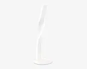 Elegant, moderne genstand med et snoet, spiralformet design og en glat, mat hvid overflade. Strukturen står lodret på en rund, flad fod, hvilket giver stabilitet. Dens minimalistiske form og skulpturelle udseende gør den velegnet som dekorativt element eller funktionelt stykke i moderne indretning.