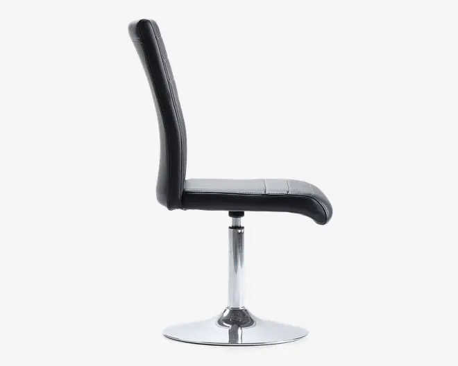 Sidevisning af en moderne stol med høj, let buet ryg og polstret sæde, begge betrukket med sort kunstlæder. Stolen har en slank, krom sokkel med rund, flad bund for stabilitet. Designet er minimalistisk og moderne med synlige syninger langs kanterne af polstringen.