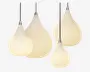 Fire pendellamper med glatte, dråbeformede skærme i mat, hvidt glas med en varm glød. Hver lampe har en elegant metaltop og sort ledning til ophæng. Skærmene varierer i størrelse, hvilket giver et moderne og stilfuldt udtryk, når de hænger sammen.