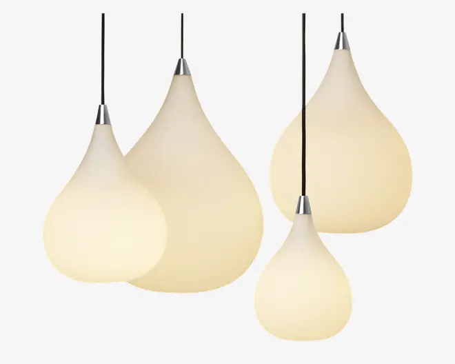 Fire pendellamper med glatte, dråbeformede skærme i mat, hvidt glas med en varm glød. Hver lampe har en elegant metaltop og sort ledning til ophæng. Skærmene varierer i størrelse, hvilket giver et moderne og stilfuldt udtryk, når de hænger sammen.