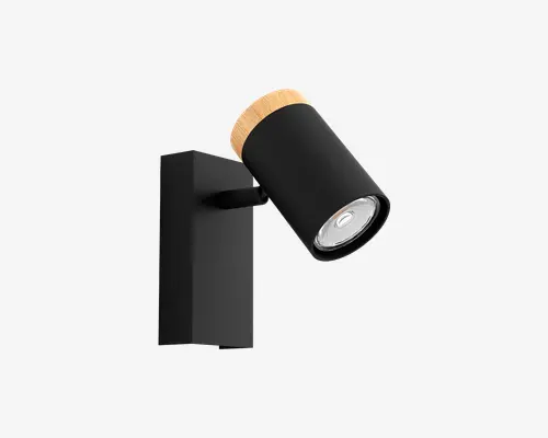 Et moderne vægmonteret spotlys med en cylindrisk sort metal krop og en naturlig trædetalje bagpå. Lampen er fastgjort til en rektangulær sort base, og spotlyset kan justeres, så lyset kan rettes i forskellige retninger. Designet er minimalistisk og moderne, velegnet til mange forskellige indretninger.