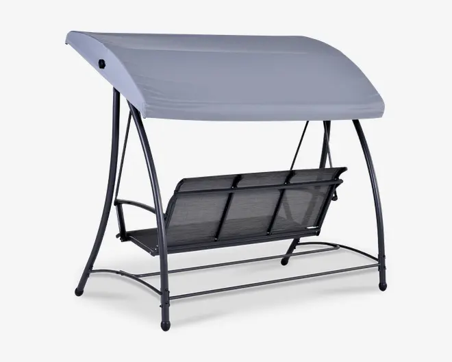 Udendørs gynge med robust metalstel og buet, pulverlakeret tag for skygge. Sædet er designet til tre personer og har ryglæn og sæde i netmateriale for god ventilation. Gyngen har armlæn på begge sider og en blid gyngemekanisme. Taget kan justeres for optimal beskyttelse mod solen.