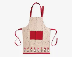 Beige forklæde med et festligt design, der har små grå stjerner spredt over stoffet. Forklædet har en stor rød lomme foran samt matchende røde bånd til nakke og talje. Langs den nederste kant er der en række sjove nissefigurer med røde og hvide huer, som giver et hyggeligt julet præg.