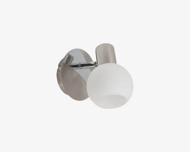 Et moderne vægmonteret armatur med en rund base i børstet metal og en mat glasglobeskærm. Lampen har et slankt, minimalistisk design med rene linjer og en metallisk finish, der passer til moderne indretning.