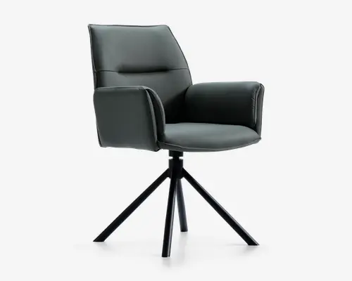 Moderne stol med et elegant, mørkt polstret sæde og ryglæn med diskret polstring for komfort. Stolen har brede, polstrede armlæn og et let skråt ryglæn for ergonomisk støtte. Den står på en robust, sort metalbase med fire skråtstillede ben, hvilket giver stabilitet og et moderne udtryk. Sædet ser ud til at kunne dreje, hvilket tilføjer funktionalitet til kontor- eller hjemmebrug.