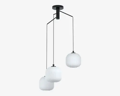Loftmonteret lampearmatur med tre pendler, der hænger i forskellige højder. Hver lampe har en rund, rillet skærm i hvidt glas, som giver et blødt og diffust lys. Armaturet understøttes af slanke sorte metalstænger og en rund loftplade i samme farve, hvilket giver et moderne og elegant udtryk.