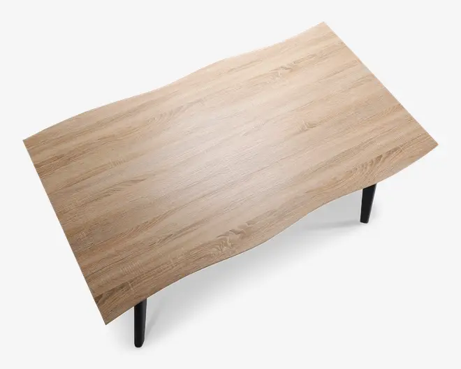 Bordplade i lyst trælook med buet levende kant foran, understøttet af slanke sorte ben.