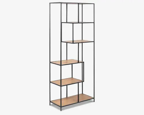 Høj reol med sort metalramme og fem hylder i træ. Hylderne er placeret asymmetrisk og forskudt, hvilket skaber åbne sektioner i forskellige størrelser til alsidig opbevaring og udstilling. Designet har rene, moderne linjer og en åben bagside, hvilket gør den velegnet som rumdeler eller op ad en væg.