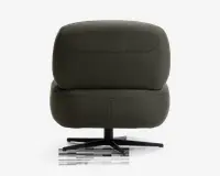 Moderne stol med afrundet, kraftigt polstret ryglæn og sæde, betrukket med et mørkegråt tekstil med struktur. Stolen har en sort metal drejefod med fire ben for stabilitet. Betrækket har et diskret vævet mønster, og designet er minimalistisk og nutidigt.