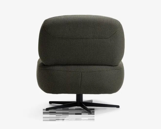 Moderne stol med afrundet, kraftigt polstret ryglæn og sæde, betrukket med et mørkegråt tekstil med struktur. Stolen har en sort metal drejefod med fire ben for stabilitet. Betrækket har et diskret vævet mønster, og designet er minimalistisk og nutidigt.