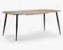 Rektangulært bord med en lys træbordplade og glatte, afrundede kanter. Bordet har fire slanke, tilspidsede sorte metalben, der er vinklet udad for stabilitet. Det minimalistiske design giver et moderne og enkelt udtryk, velegnet til spise- eller arbejdsområde.