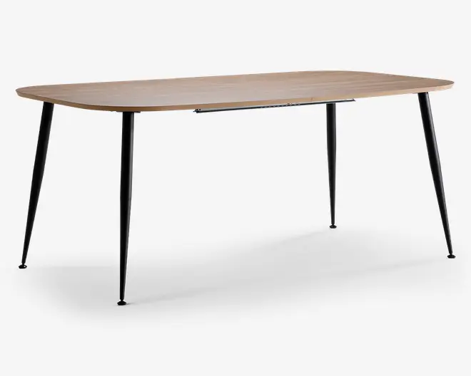 Rektangulært bord med en lys træbordplade og glatte, afrundede kanter. Bordet har fire slanke, tilspidsede sorte metalben, der er vinklet udad for stabilitet. Det minimalistiske design giver et moderne og enkelt udtryk, velegnet til spise- eller arbejdsområde.