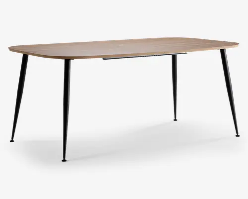 Rektangulært bord med en lys træbordplade og glatte, afrundede kanter. Bordet har fire slanke, tilspidsede sorte metalben, der er vinklet udad for stabilitet. Det minimalistiske design giver et moderne og enkelt udtryk, velegnet til spise- eller arbejdsområde.