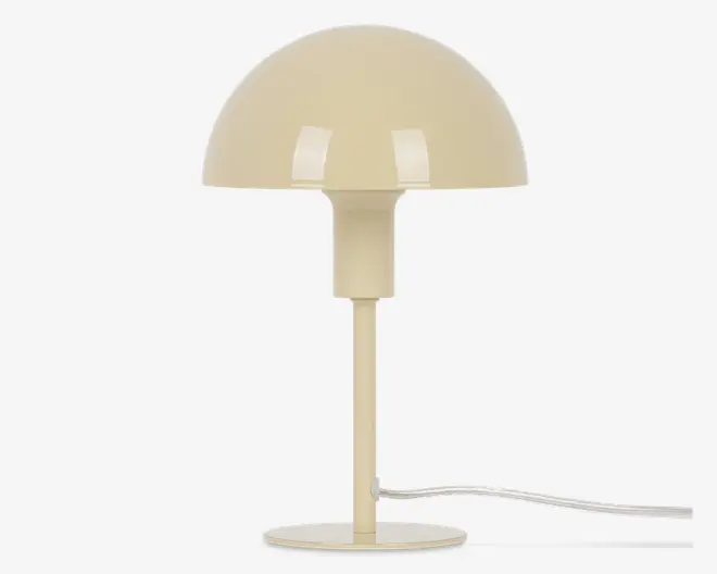 En bordlampe med et minimalistisk, moderne design og en glat, kuppelformet skærm i en lys beige farve. Lampen har en slank, lige stang og en rund, flad fod, alt sammen i samme farve. Strømkablet er synligt og går ud fra lampens fod. Lampen har en blank overflade, der giver et stilrent og moderne udtryk.