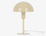 En bordlampe med et minimalistisk, moderne design og en glat, kuppelformet skærm i en lys beige farve. Lampen har en slank, lige stang og en rund, flad fod, alt sammen i samme farve. Strømkablet er synligt og går ud fra lampens fod. Lampen har en blank overflade, der giver et stilrent og moderne udtryk.