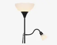 Høj lampe med sort metalstang og to lyskilder: en stor, opadrettet skålformet skærm øverst og en mindre, justerbar læselampe med tilsvarende matteret skærm, der sidder på en fleksibel arm midt på stangen. Begge skærme er lavet af matteret hvidt glas, hvilket giver et blødt og diffust lys.