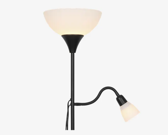 Høj lampe med sort metalstang og to lyskilder: en stor, opadrettet skålformet skærm øverst og en mindre, justerbar læselampe med tilsvarende matteret skærm, der sidder på en fleksibel arm midt på stangen. Begge skærme er lavet af matteret hvidt glas, hvilket giver et blødt og diffust lys.