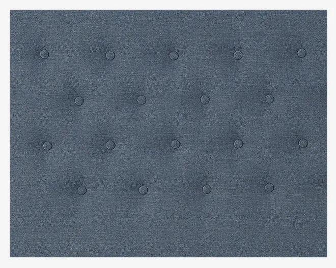 Rektangulær panel betrukket med mørkegråt stof med en diskret vævet struktur. Overfladen har et gitter af jævnt fordelte stofbetrukne knapper, hvilket skaber et klassisk, elegant, polstret mønster.