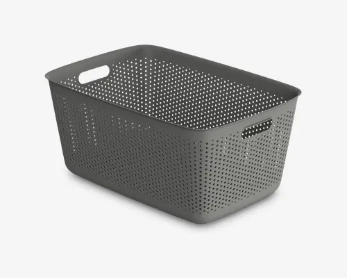 Rektangulær opbevaringskurv lavet af grå plastik med perforeret design for ventilation. Har afrundede hjørner og integrerede håndtag på de korte sider for nem transport. Kurven har en glat, mat overflade og en robust konstruktion, der egner sig til organisering af forskellige husholdningsgenstande.