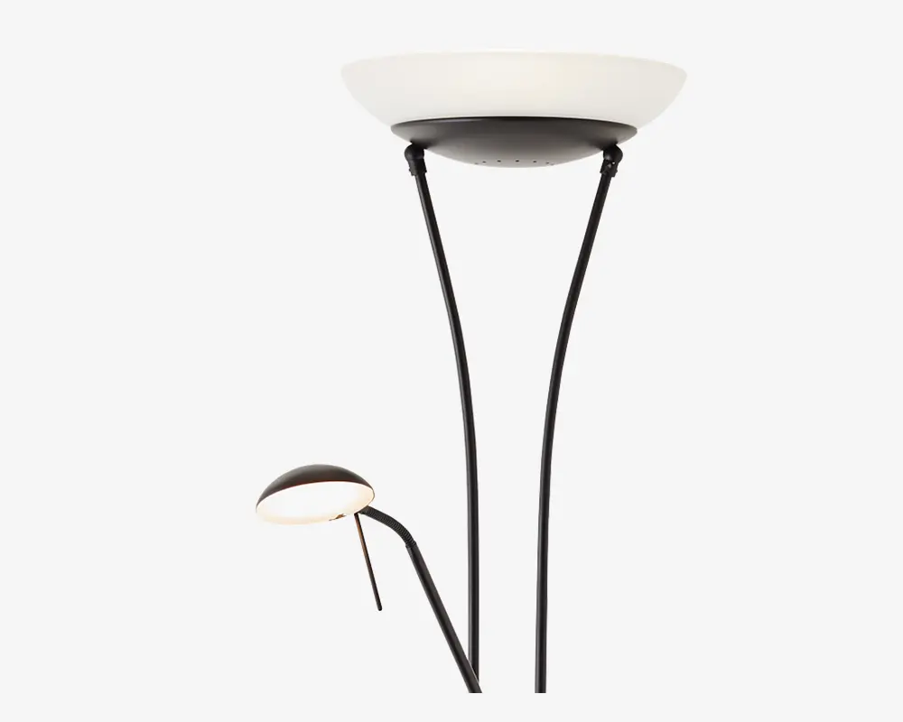Høj gulvlampe med moderne design, der har en stor, opadrettet skålformet skærm i mat glas øverst og en mindre, justerbar læselampe med tilsvarende mat glasskærm på en buet arm. Lampen har en mørk metalramme med tre slanke stænger, der bærer hovedskærmen, samt en separat arm til læselampen.