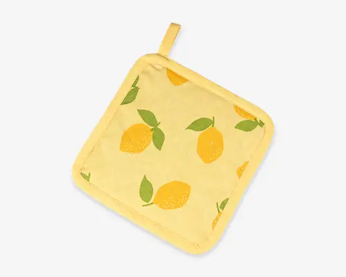 Firkantet stofgenstand med lys gul baggrund, dekoreret med et mønster af lysegule citroner og grønne blade. Den har en matchende gul kant og en lille stofløkke i det ene hjørne til ophængning. Materialet ser blødt og polstret ud, velegnet til at håndtere varme genstande.