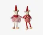 Et par stofmus med juletema, klædt i røde og hvide outfits. Den ene mus har en rød og hvidstribet nederdel med blondekant, en rød overdel og en høj rød hue. Den anden mus har røde bukser, en rød og hvidternet krop, et rød- og hvidstribet tørklæde og en matchende høj rød hue. Begge har beige ansigter med broderede detaljer, store runde ører og beige sko.