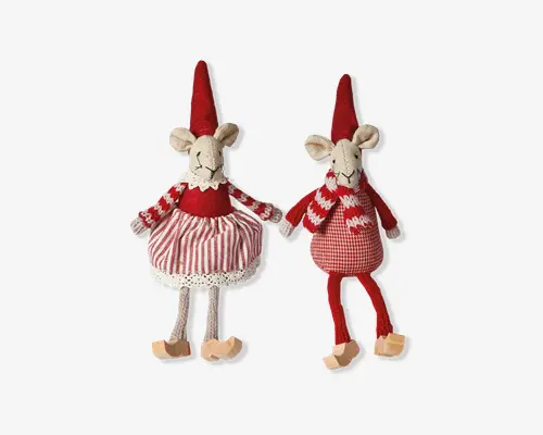 Et par stofmus med juletema, klædt i røde og hvide outfits. Den ene mus har en rød og hvidstribet nederdel med blondekant, en rød overdel og en høj rød hue. Den anden mus har røde bukser, en rød og hvidternet krop, et rød- og hvidstribet tørklæde og en matchende høj rød hue. Begge har beige ansigter med broderede detaljer, store runde ører og beige sko.