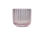Klar glasbeholder med et diskret lyserødt skær og lodrette rillede linjer hele vejen rundt. Bunden er tyk og flad for stabilitet, og siderne er lige med en let afrundet bundkant. Glasset har et moderne, elegant udtryk med en tekstureret overflade, der giver både bedre greb og et flot visuelt udtryk.