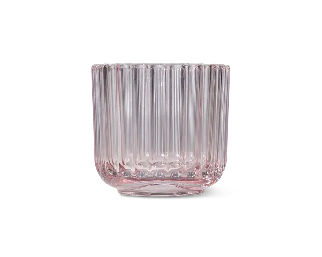 Klar glasbeholder med et diskret lyserødt skær og lodrette rillede linjer hele vejen rundt. Bunden er tyk og flad for stabilitet, og siderne er lige med en let afrundet bundkant. Glasset har et moderne, elegant udtryk med en tekstureret overflade, der giver både bedre greb og et flot visuelt udtryk.