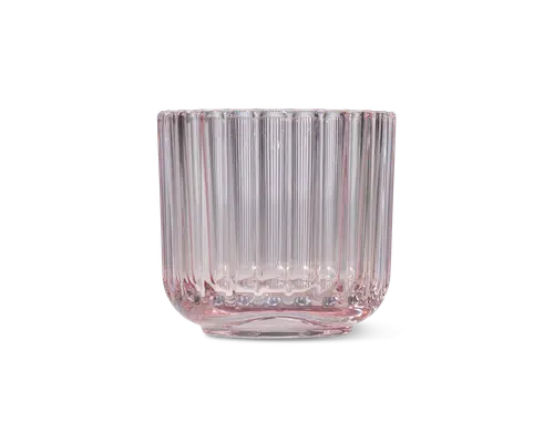 Klar glasbeholder med et diskret lyserødt skær og lodrette rillede linjer hele vejen rundt. Bunden er tyk og flad for stabilitet, og siderne er lige med en let afrundet bundkant. Glasset har et moderne, elegant udtryk med en tekstureret overflade, der giver både bedre greb og et flot visuelt udtryk.