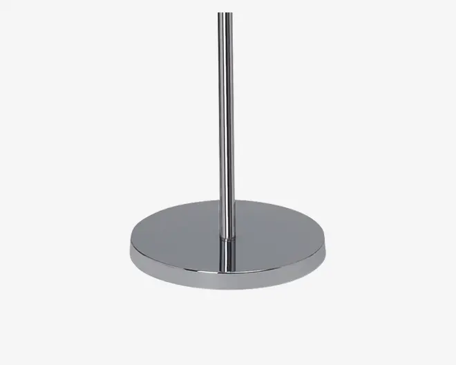 En elegant, moderne holder lavet af poleret krom med en rund, tung bund og en lodret stang i midten. Overfladen er meget reflekterende og har et spejlblankt udseende. Designet er minimalistisk og robust, velegnet til at holde cylindriske genstande oprejst.