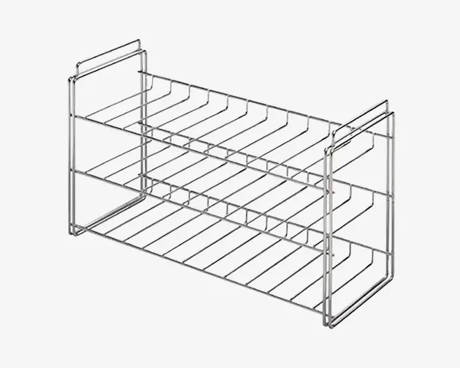Trestykket metalstativ med kromfinish og åben trådkonstruktion, der giver ventilation. Hver hylde har jævnt fordelte rum til sikkert at holde flasker eller cylindriske genstande. Stativet har en rektangulær ramme med sidesupport for stabilitet og er designet til brug på bordplade eller hylde.