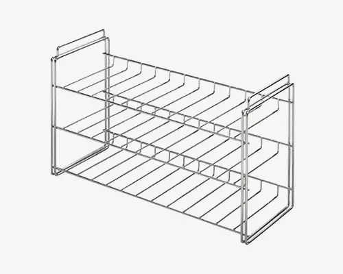 Trestykket metalstativ med kromfinish og åben trådkonstruktion, der giver ventilation. Hver hylde har jævnt fordelte rum til sikkert at holde flasker eller cylindriske genstande. Stativet har en rektangulær ramme med sidesupport for stabilitet og er designet til brug på bordplade eller hylde.