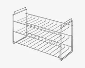 Trestykket metalstativ med kromfinish og åben trådkonstruktion, der giver ventilation. Hver hylde har jævnt fordelte rum til sikkert at holde flasker eller cylindriske genstande. Stativet har en rektangulær ramme med sidesupport for stabilitet og er designet til brug på bordplade eller hylde.