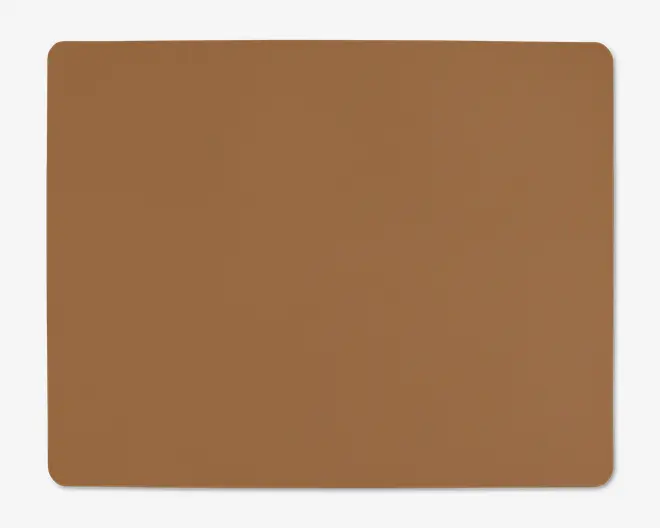 Et rektangulært underlag med afrundede hjørner og en glat, ensfarvet brun overflade. Kanterne er pænt afsluttede, og underlaget ser ud til at være lavet af et blødt, fleksibelt materiale, der egner sig til forskellige formål.