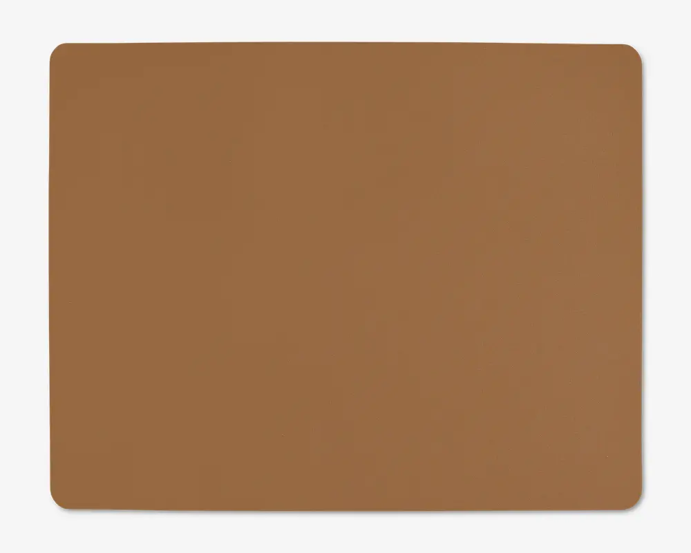 Et rektangulært underlag med afrundede hjørner og en glat, ensfarvet brun overflade. Kanterne er pænt afsluttede, og underlaget ser ud til at være lavet af et blødt, fleksibelt materiale, der egner sig til forskellige formål.