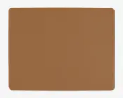 Et rektangulært underlag med afrundede hjørner og en glat, ensfarvet brun overflade. Kanterne er pænt afsluttede, og underlaget ser ud til at være lavet af et blødt, fleksibelt materiale, der egner sig til forskellige formål.
