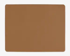 Et rektangulært underlag med afrundede hjørner og en glat, ensfarvet brun overflade. Kanterne er pænt afsluttede, og underlaget ser ud til at være lavet af et blødt, fleksibelt materiale, der egner sig til forskellige formål.