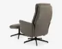En moderne lænestol med høj ryg og tyk, polstret betræk i en tekstureret taupefarvet stof. Stolen har brede, polstrede armlæn og står på en sort metal drejefod med fire ben. Den tilhørende fodskammel har samme stof og base-design, hvilket giver et ensartet udseende og ekstra komfort til benene.