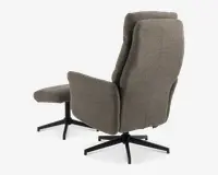 En moderne lænestol med høj ryg og tyk, polstret betræk i en tekstureret taupefarvet stof. Stolen har brede, polstrede armlæn og står på en sort metal drejefod med fire ben. Den tilhørende fodskammel har samme stof og base-design, hvilket giver et ensartet udseende og ekstra komfort til benene.