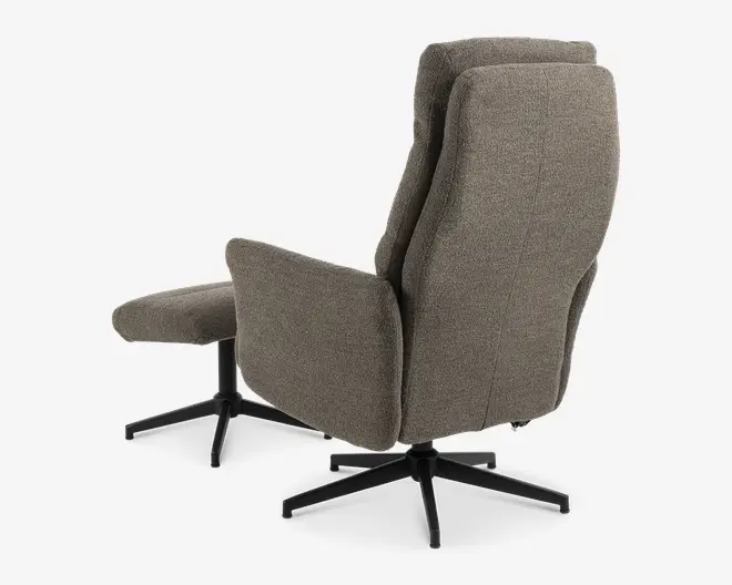 En moderne lænestol med høj ryg og tyk, polstret betræk i en tekstureret taupefarvet stof. Stolen har brede, polstrede armlæn og står på en sort metal drejefod med fire ben. Den tilhørende fodskammel har samme stof og base-design, hvilket giver et ensartet udseende og ekstra komfort til benene.
