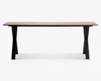 Rektangulært bord med en lys træbordplade og solide sorte metalben. Bordpladen har en glat, naturlig finish, mens benene er skråtstillede for stabilitet og et moderne udtryk. Designet er minimalistisk og egner sig til både spisebord eller arbejdsbord.