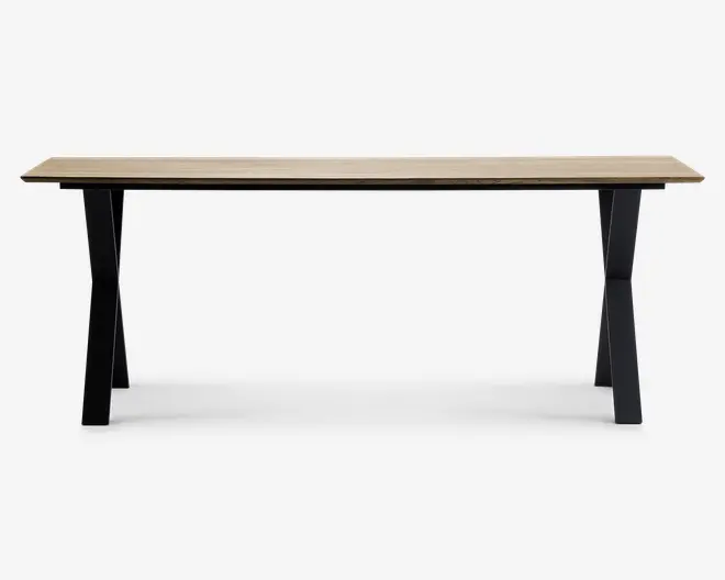 Rektangulært bord med en lys træbordplade og solide sorte metalben. Bordpladen har en glat, naturlig finish, mens benene er skråtstillede for stabilitet og et moderne udtryk. Designet er minimalistisk og egner sig til både spisebord eller arbejdsbord.