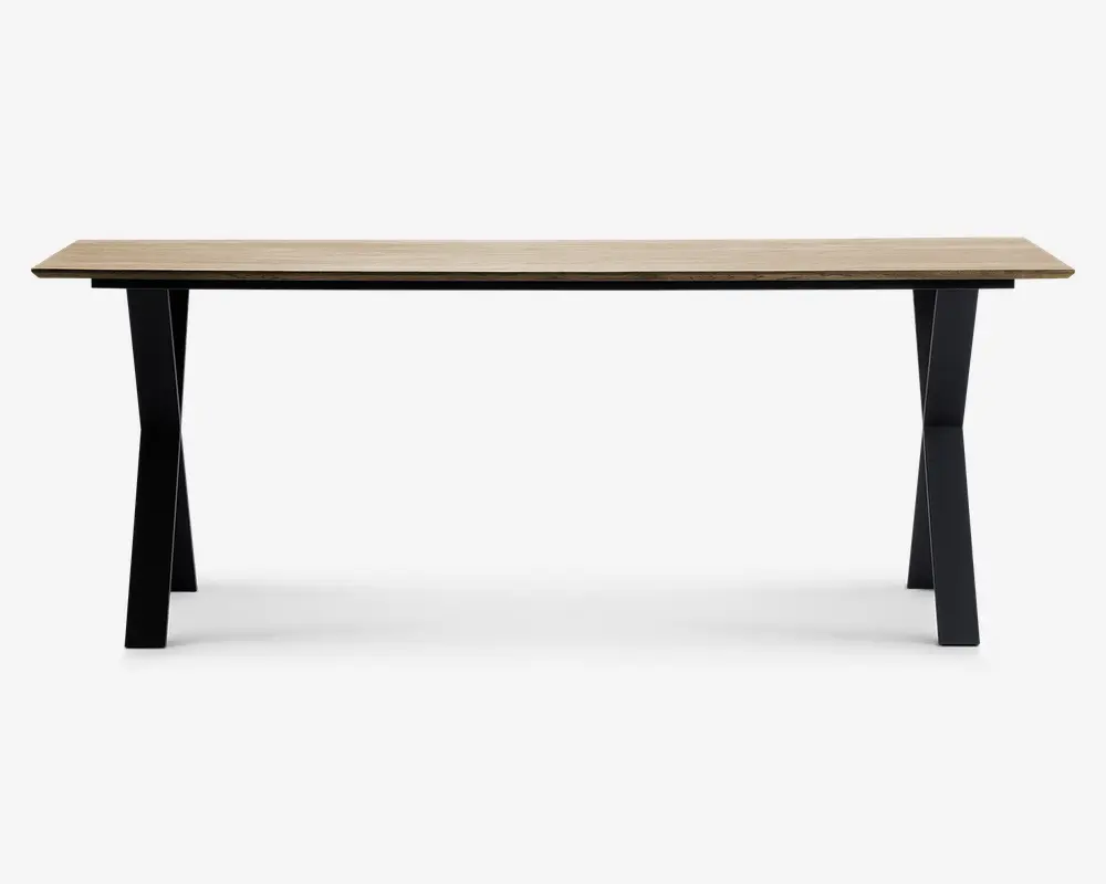 Rektangulært bord med en lys træbordplade og solide sorte metalben. Bordpladen har en glat, naturlig finish, mens benene er skråtstillede for stabilitet og et moderne udtryk. Designet er minimalistisk og egner sig til både spisebord eller arbejdsbord.