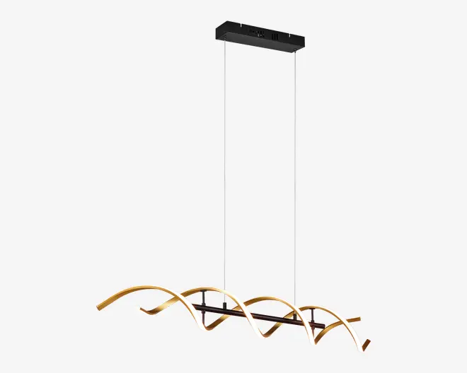 Moderne pendellampe med en rektangulær sort loftsroset og to slanke, justerbare ophængsstænger. Lampens hoveddel består af en vandret sort stang med tre sammenflettede, bølgeformede LED-lysbånd i en varm gylden finish, hvilket giver et dynamisk og nutidigt udtryk. Designet giver både direkte og omgivende belysning, ideel til spiseområder eller køkkenøer.