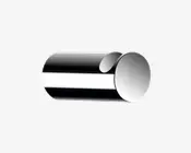 Et cylindrisk metalobjekt med en meget poleret, reflekterende kromfinish. Overfladen er glat og skinnende med en flad, cirkulær ende og afrundede sider. Designet er minimalistisk og moderne uden synlige mærker eller teksturer.